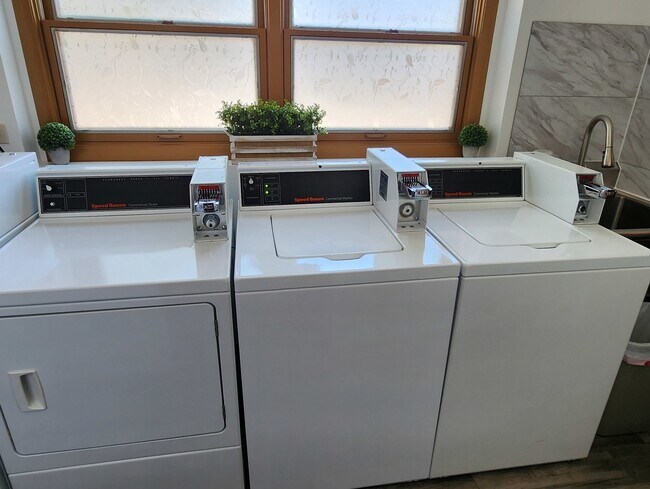 Building Photo - 10431 S Keating Ave