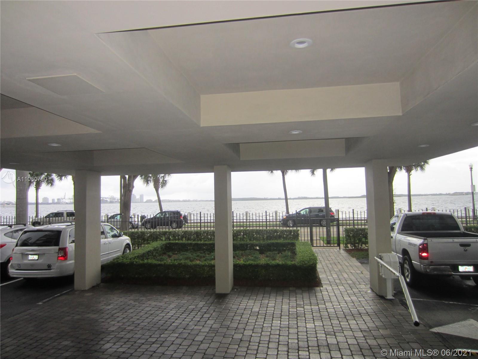 Building Photo - 1420 Brickell Bay Dr