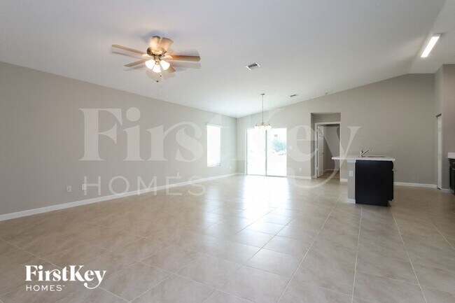 Building Photo - 1992 SW Sunglow St