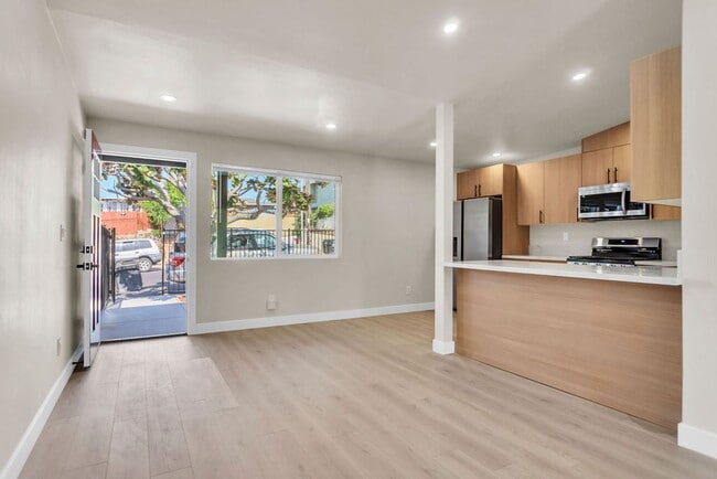 Building Photo - Newly remodeled 2 bed 1 bath with washer &...