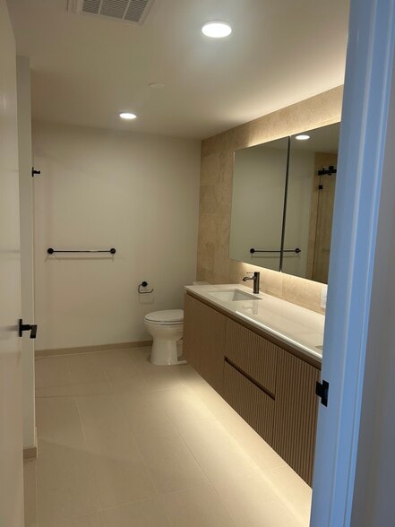 Double vanity - 333 Ward Ave