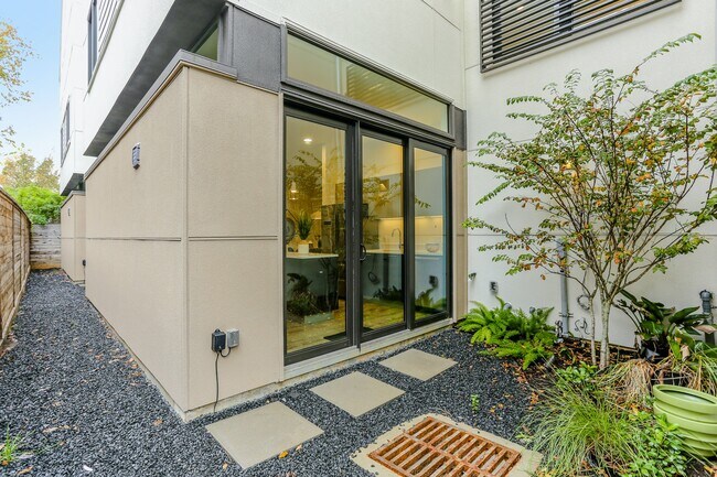 Building Photo - 3404 Saltus St