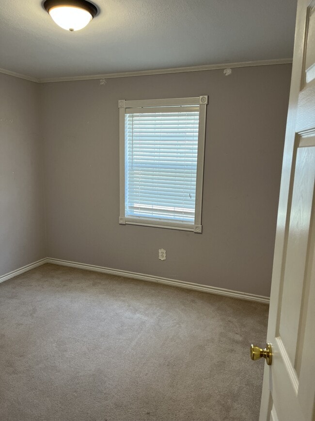 Building Photo - 302 Red Oak Ln