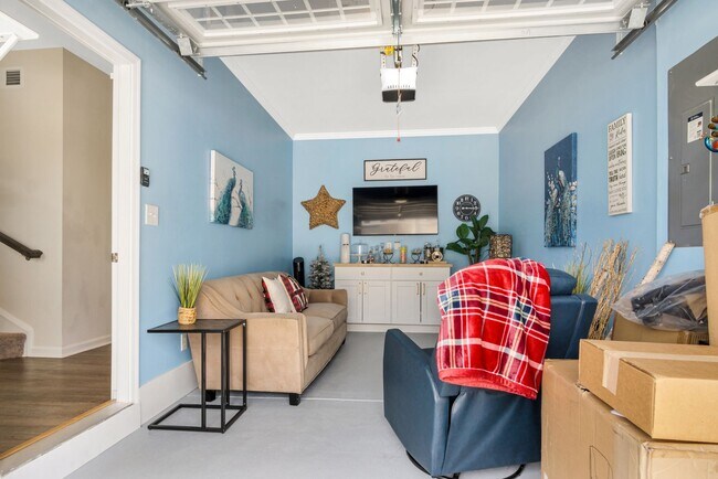 Building Photo - Fully Furnished 3 Bedroom 2.5 Bath Townhom...