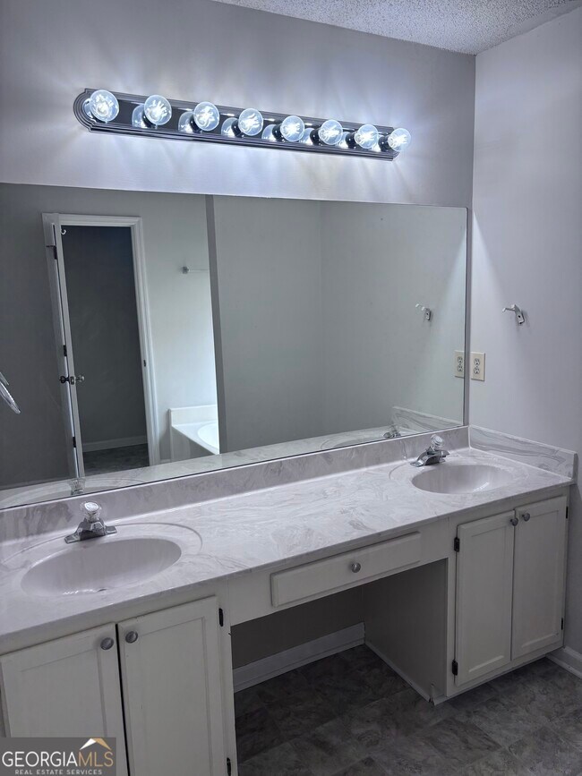 Building Photo - 4961 Brownwood Dr