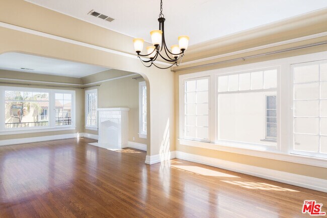 Building Photo - 1109 1/2 Cloverdale Ave