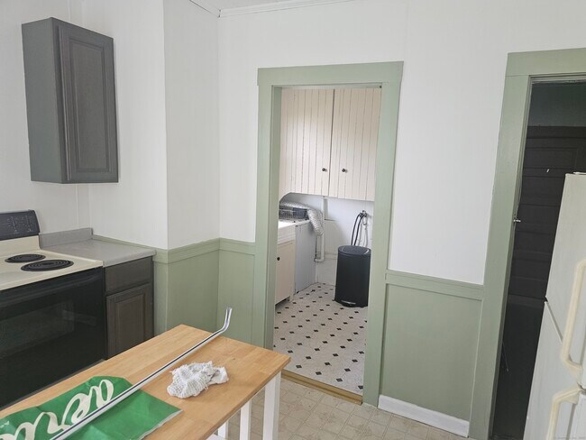 Building Photo - 32 Latham St