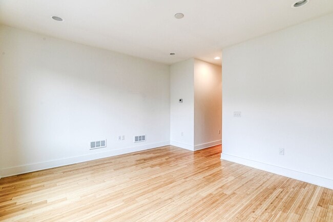 Building Photo - Northern Liberties Townhome with Parking!