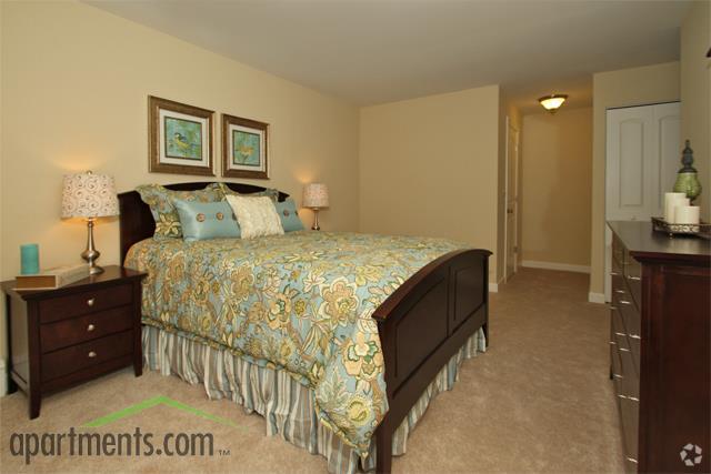 Bedroom - Lorraine Park & Parkview Apartments