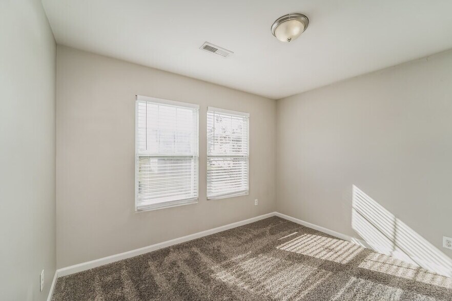 Building Photo - 4828 Abercromby St