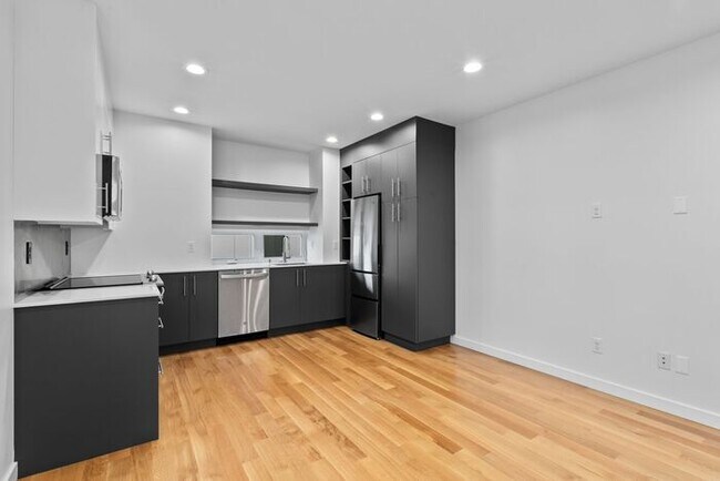 Building Photo - Sweet Ultra-Modern Air-Conditioned West Seattle Townhome w/ Parking