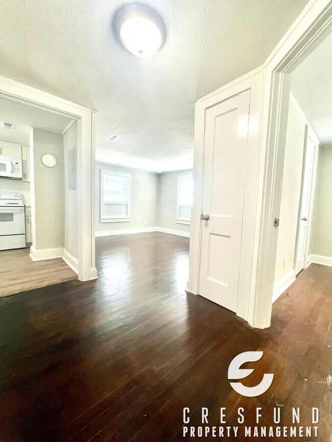 Building Photo - Bright and Cozy Cottage Style 2 Bedroom 1 Bath! Right off Ramsey Street