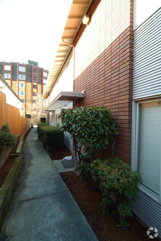 Building Photo - Bruce Apartments