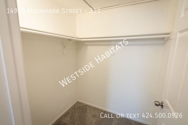 Building Photo - 14900 Moorpark St