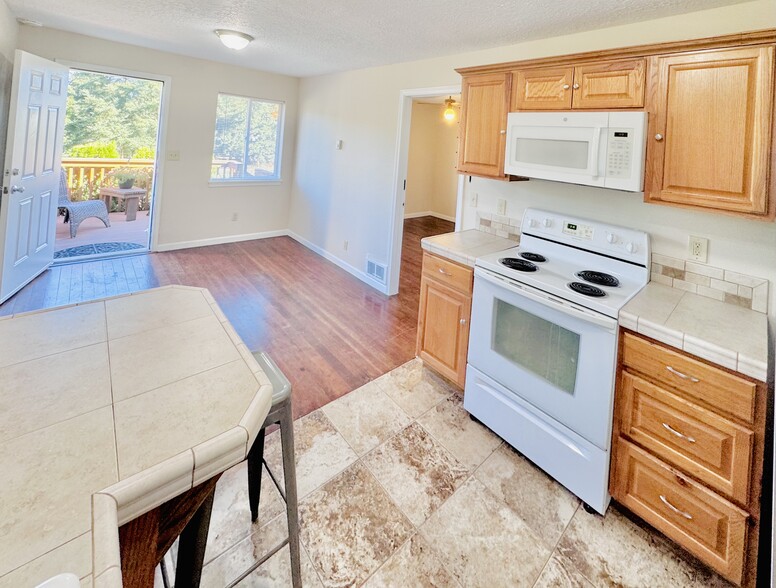 Kitchen / Living Room - 16670 S Carus Rd