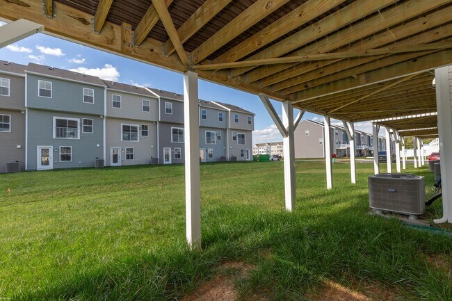 Building Photo - 3 Bed, 2 Full/2 Half Bath, Well Maintained Townhome in Inwood, WV