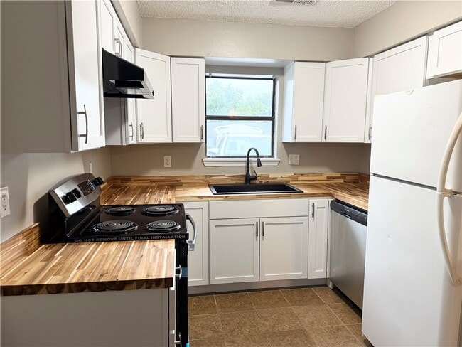 Building Photo - 207 White Oak Dr NE