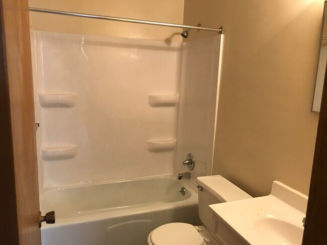 Building Photo - Forestview 1 Bedroom Lower Unit