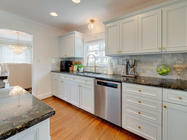 Building Photo - 3221 Sunset Dr