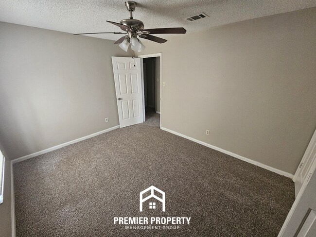 Building Photo - Charming 3-Bedroom Memphis Home with Vaulted Ceilings & Brick Fireplace