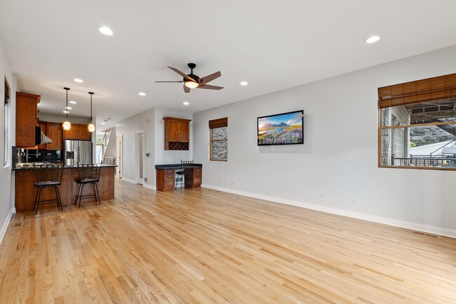 Building Photo - 516 N Claremont Ave