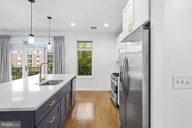 Building Photo - 301 Carson Terrace