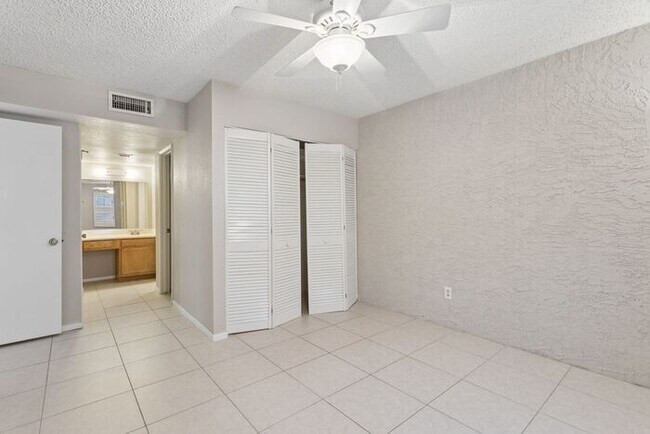 Building Photo - 4444 E Paradise Ln