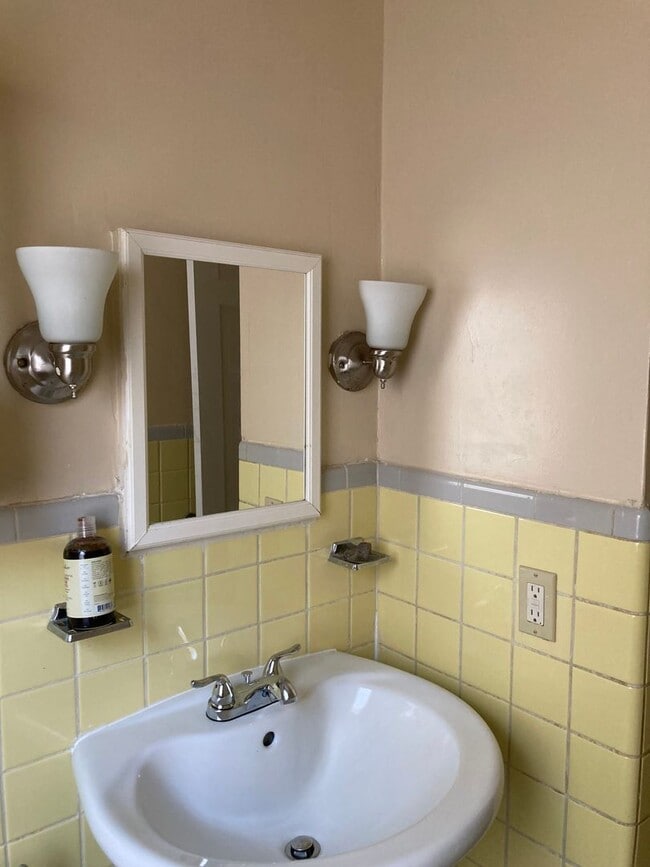 Building Photo - 4 Bedroom South Euclid House for Rent