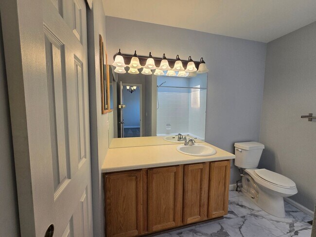 Building Photo - Charming 3BR House in Aurora