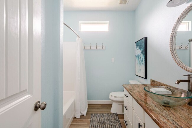 Building Photo - 994 Dolly St