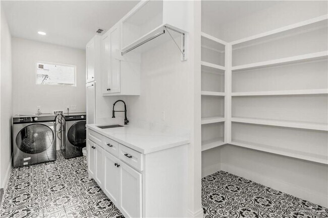 Building Photo - 13 E La Pointe Ave