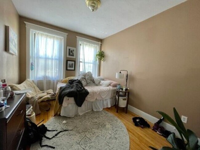 Building Photo - 5 Bed 2 Bath - Allston - 9/1