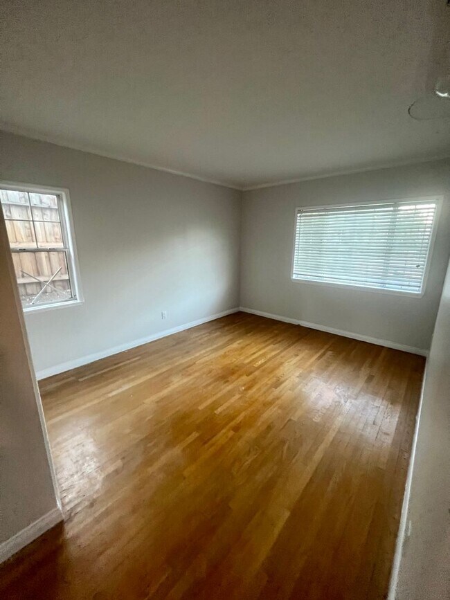 Building Photo - Spacious 3 Bedroom House with Private Gara...