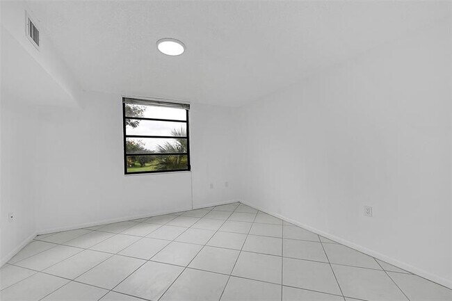 Building Photo - 1703 Whitehall Dr