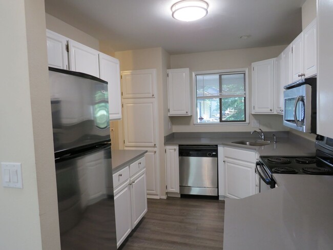 Building Photo - South Rose Hill Spacious updated Condo w/V...