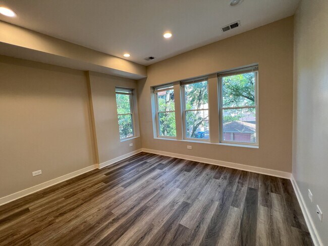Building Photo - 3609 W Ainslie St