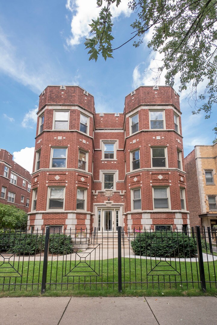 courtyard building with secure entry buzz ins - 1332 W Greenleaf Ave