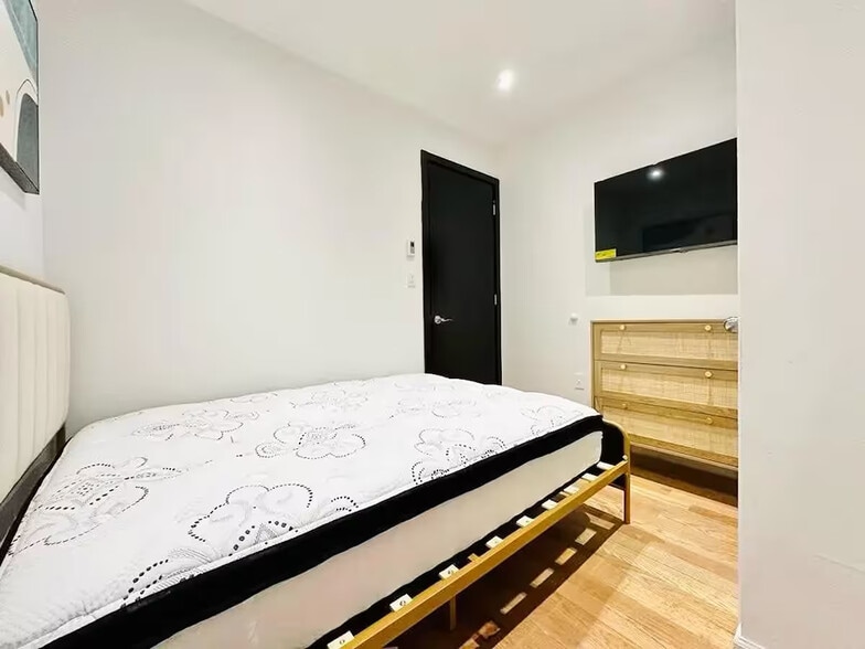 Building Photo - Furnished room/NOT APARTMENT