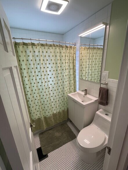 Bathroom - 941 Broadmoor Dr
