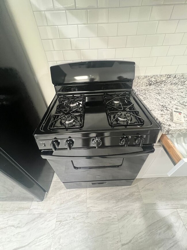 Building Photo - Recently Remodeled-Charming & Cozy Studio Apt.