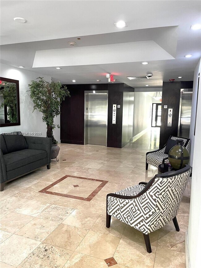 Building Photo - 2715 Tigertail Ave