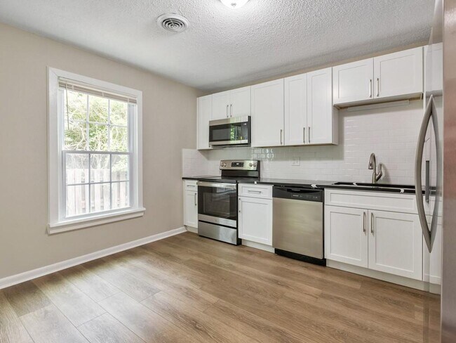 Building Photo - 9138 Clubhouse Dr