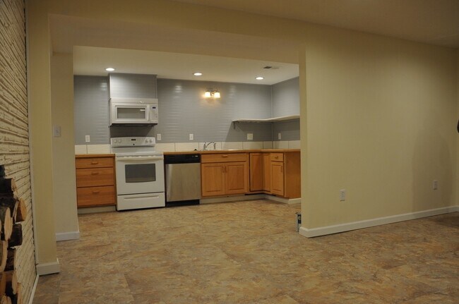 Building Photo - Basement Apartment, 2 bed 1 bath close to Food Trucks on Best
