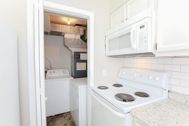 Building Photo - Updated 3BR Townhouse in Prime VA Beach Lo...
