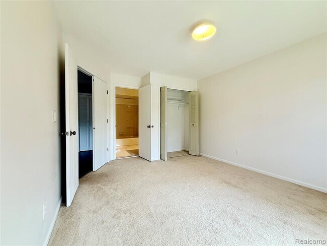 Building Photo - 1550 Meadowside Dr