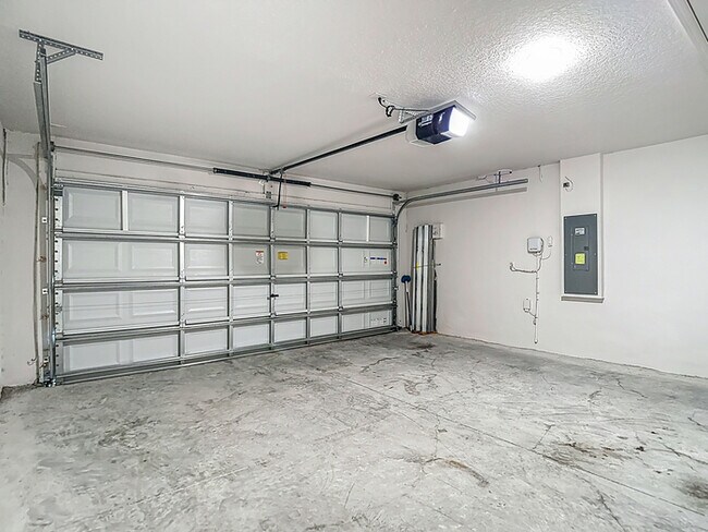 Building Photo - Welcome in to this beautiful Unfurnished -...