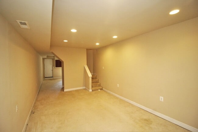 Building Photo - Updated 3bd/2ba Hampden Rowhome w/ CAC, W/...