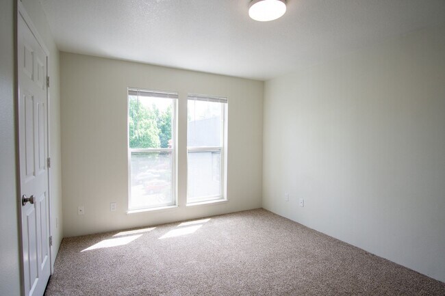 Building Photo - FREE RENT! Bright & Spacious 2-Bed/2 Bath ...