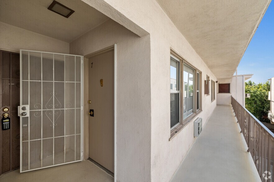 Studio - 1615-1621 Veteran Ave