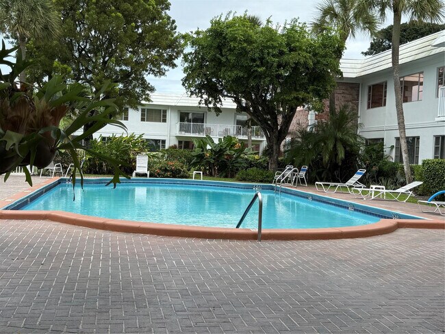 Building Photo - 412 S Cypress Rd